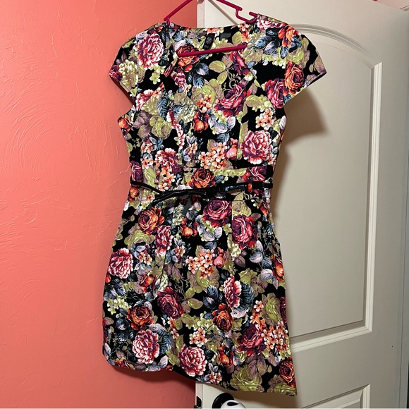 NWOT Floral print dress with pockets and belt - Picture 10 of 10